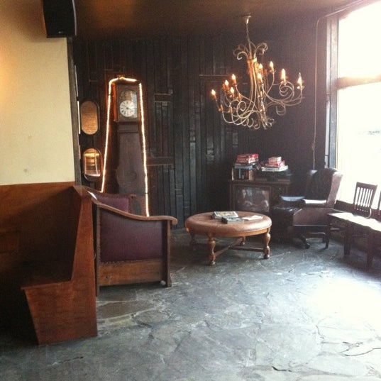 Photo prise au Noni&#39;s Bar &amp; Deli par Shap le5/15/2011
