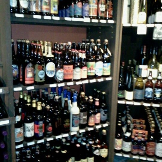 Foto tomada en BiN 2860 Wine &amp; Craft Beer Shop &amp; Tasting Room  por Social Buzz SYV el 7/29/2011