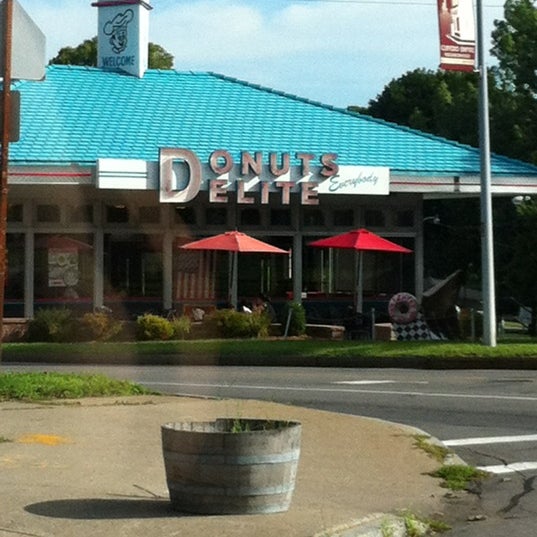 Photo taken at Donuts Delite / Salvatore&#39;s Old Fashioned Pizzeria by Foxy E on 8/13/2012