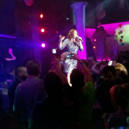 รูปภาพถ่ายที่ Krave Nightclub โดย Angel M. เมื่อ 10/2/2011