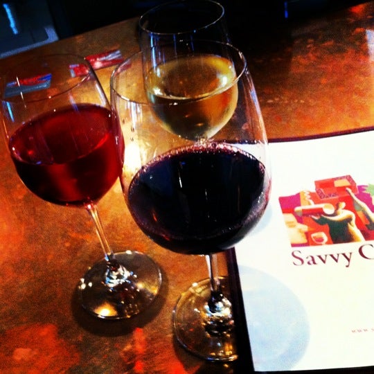 Foto tirada no(a) Savvy Cellar Wine Bar &amp; Wine Shop por Lulu B. em 4/26/2012