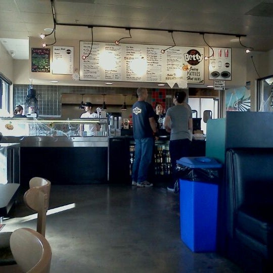 10/28/2011にConnor L.がBetty Burgersで撮った写真