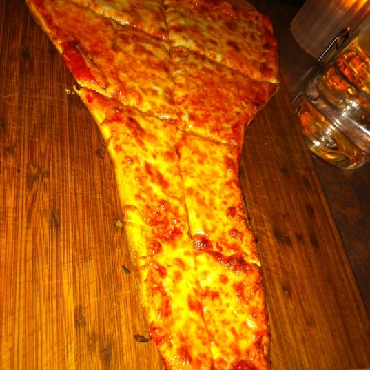 Foto tomada en Crust Pizza &amp; Wine Cafe  por Shayne N. el 12/23/2011
