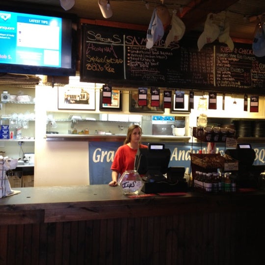 6/13/2012 tarihinde Linda C.ziyaretçi tarafından Andy Nelson&#39;s Barbecue Restaurant &amp; Catering'de çekilen fotoğraf