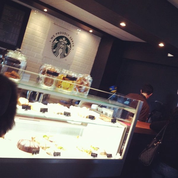 Foto scattata a Starbucks da Ruben A. il 6/15/2012