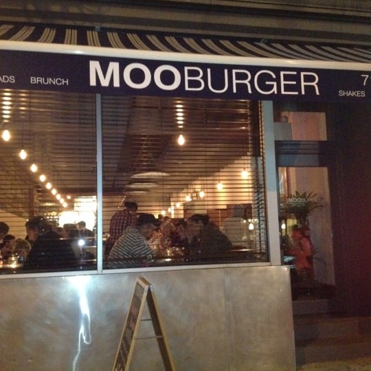 รูปภาพถ่ายที่ Moo Burger โดย John E. เมื่อ 10/21/2011