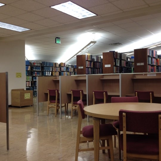 รูปภาพถ่ายที่ MSU Main Library โดย Patrick C. เมื่อ 11/13/2011