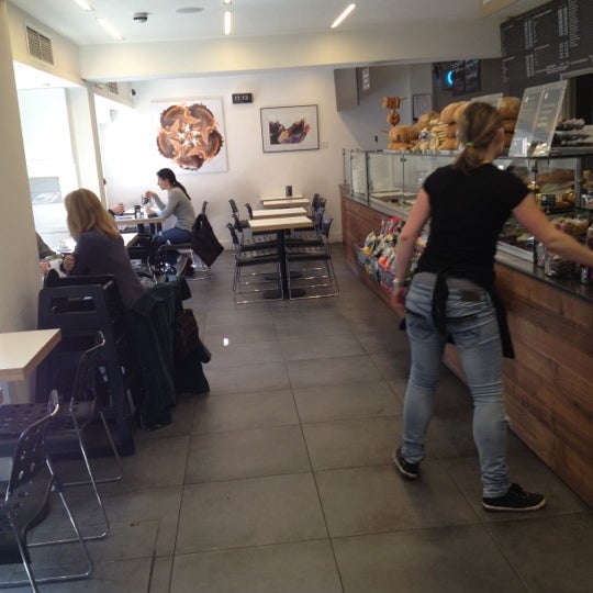 Foto tirada no(a) The Terrace Coffee Shop por Adrian P. em 4/2/2012