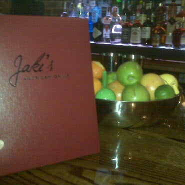 รูปภาพถ่ายที่ Jake&#39;s American Grille โดย Lisa G. เมื่อ 3/2/2011