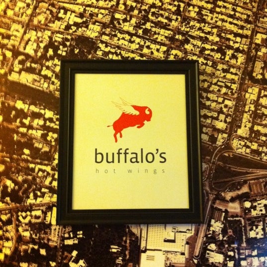 รูปภาพถ่ายที่ Buffalo&#39;s Hot Wings โดย Omar D. เมื่อ 11/10/2011