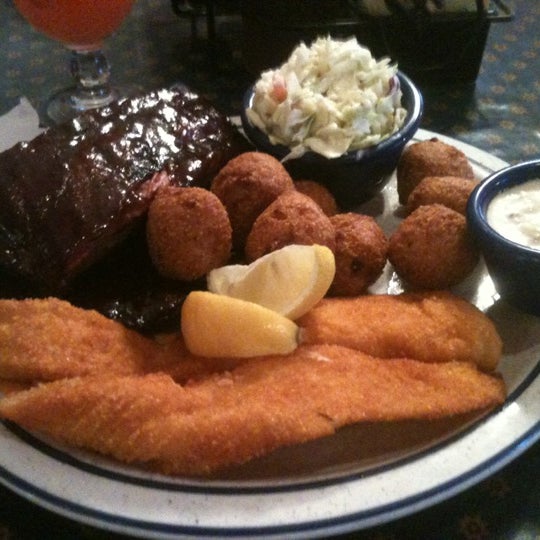 4/5/2012 tarihinde Torrance P.ziyaretçi tarafından Red Hot &amp; Blue  -  Barbecue, Burgers &amp; Blues'de çekilen fotoğraf