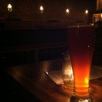 Das Foto wurde bei Beer Table von tiffani f. am 8/1/2012 aufgenommen