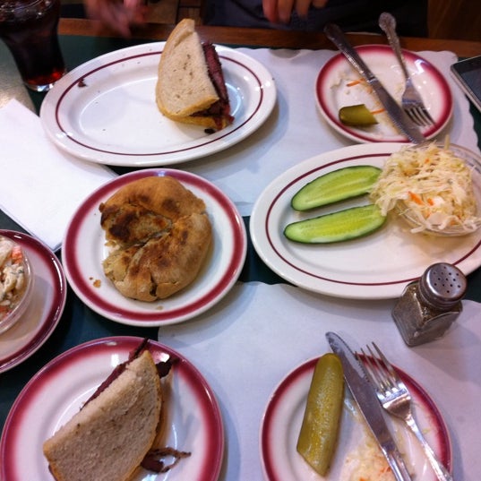 Foto diambil di Ben&#39;s Best Kosher Delicatessen oleh Jon D. pada 9/9/2011
