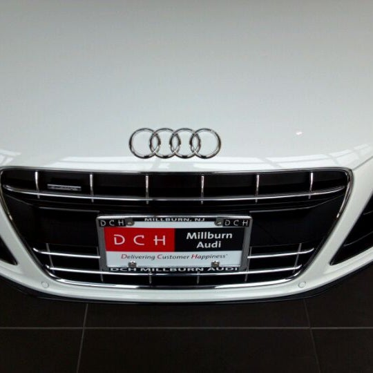 รูปภาพถ่ายที่ DCH Millburn Audi โดย Paul L. เมื่อ 10/12/2011