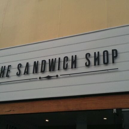 Foto tirada no(a) The Sandwich Shop por Sam E. em 5/16/2012