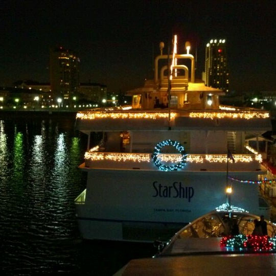 รูปภาพถ่ายที่ Yacht StarShip Dining Cruises โดย Ken F. เมื่อ 12/14/2011