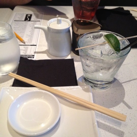 Foto tirada no(a) Shari Sushi Lounge por Amy J. em 2/17/2012