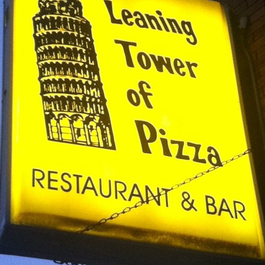 Foto tirada no(a) Leaning Tower of Pizza por Eric M. em 8/1/2011