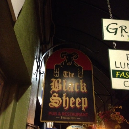 รูปภาพถ่ายที่ The Black Sheep Pub &amp; Restaurant โดย Richard C. เมื่อ 7/5/2012