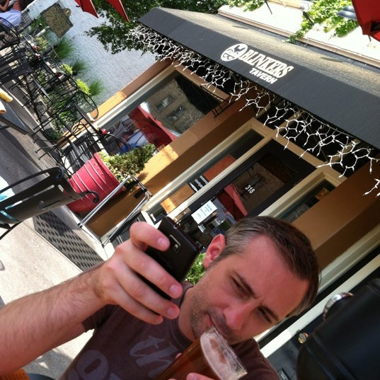 6/23/2012 tarihinde Silvia R.ziyaretçi tarafından Blinkers Tavern'de çekilen fotoğraf