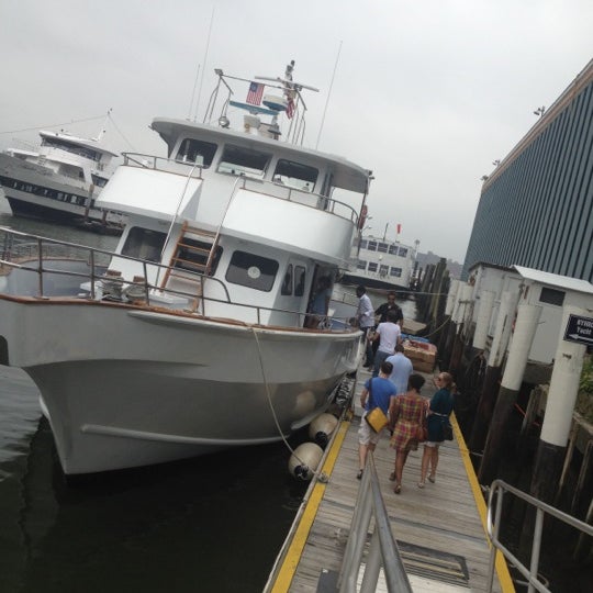 7/28/2012 tarihinde Jennifer W.ziyaretçi tarafından New York Health &amp; Racquet Club Yacht'de çekilen fotoğraf