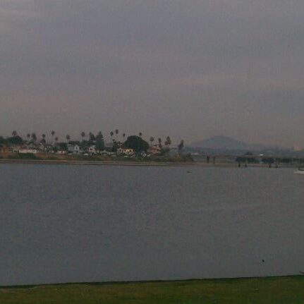 Foto tomada en Mission Bay Aquatic Center  por Robert W. el 12/9/2011