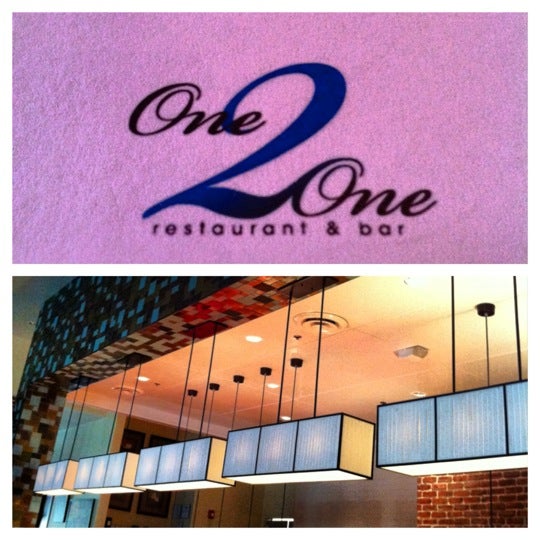 Foto tirada no(a) One2One Restaurant and Bar por Robert F. em 8/25/2012