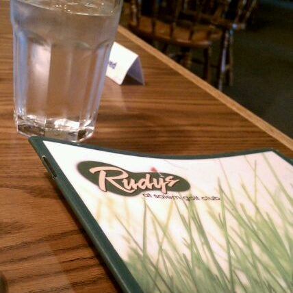 Photo prise au Rudy&#39;s Steakhouse par Diane B. le10/16/2011