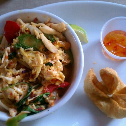 รูปภาพถ่ายที่ Lulu&#39;s Thai Noodle Shop โดย Peter I. เมื่อ 7/12/2012