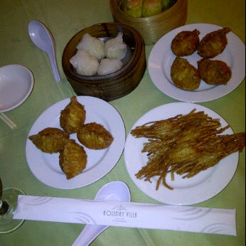Photo taken at Szechuan Garden Chinese Restaurant by Anis Qistina on 11/19/2011