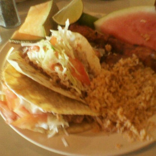 Foto diambil di Jalisco&#39;s Mexican Restaurant oleh Montréal C. pada 9/8/2011
