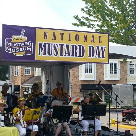 Foto tirada no(a) National Mustard Museum por Ray P. em 8/4/2012