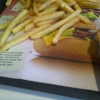 รูปภาพถ่ายที่ McDonald&#39;s โดย Maria B. เมื่อ 1/25/2012