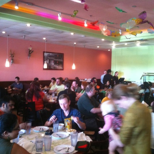 Foto tomada en Peter Chang Cafe  por Matt S. el 3/17/2012