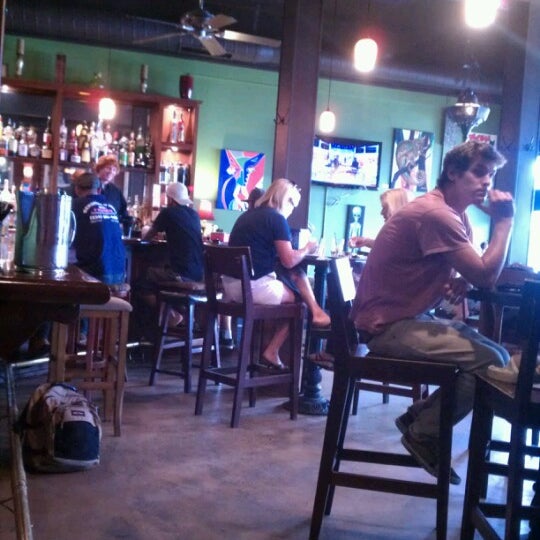 7/23/2012 tarihinde johnziyaretçi tarafından Fat Cat Bar &amp; Grill'de çekilen fotoğraf
