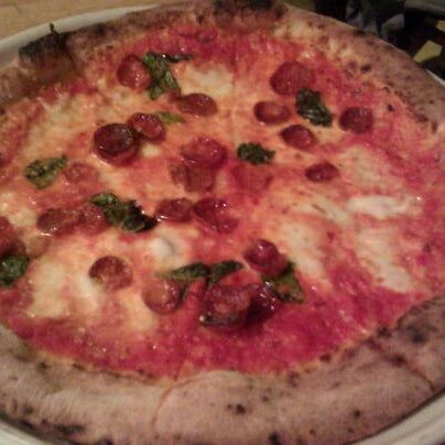 Снимок сделан в Tutta Bella Neapolitan Pizzeria пользователем Sandy W. 5/1/2011
