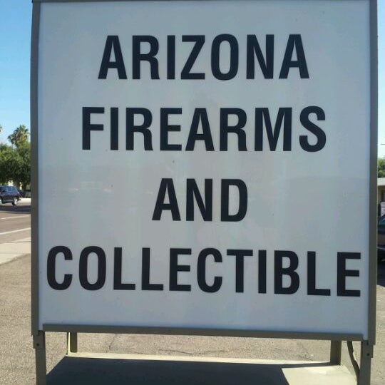 Снимок сделан в Arizona Firearms Collectibles &amp; Pawn пользователем Jacob S. 11/17/2011