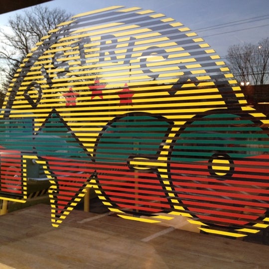 รูปภาพถ่ายที่ District Taco โดย Christian T. เมื่อ 2/28/2012