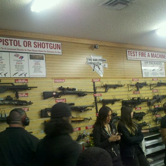 Foto tomada en The Gun Store  por Eric B. el 11/4/2011