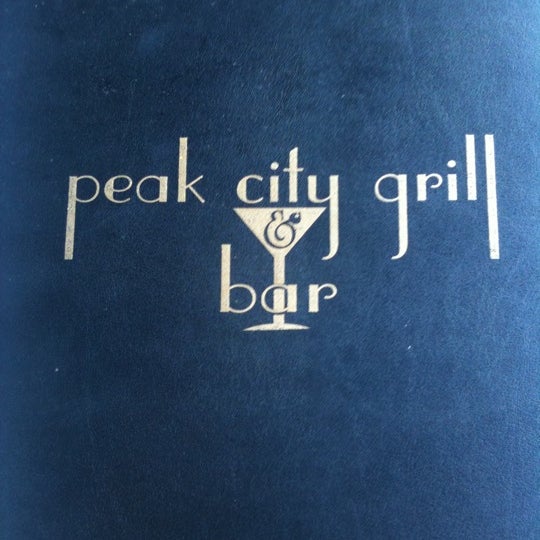 Photo prise au The Peak City Grill &amp; Bar par Kimmie R. le9/12/2011