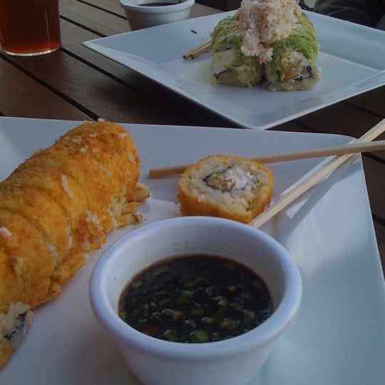 รูปภาพถ่ายที่ The Sushi &amp; Salads, Co โดย Laura G. เมื่อ 1/22/2012