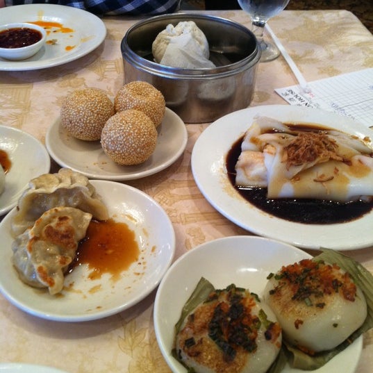 Foto tirada no(a) Canton House Chinese Restaurant por 1Harold W. em 2/13/2011