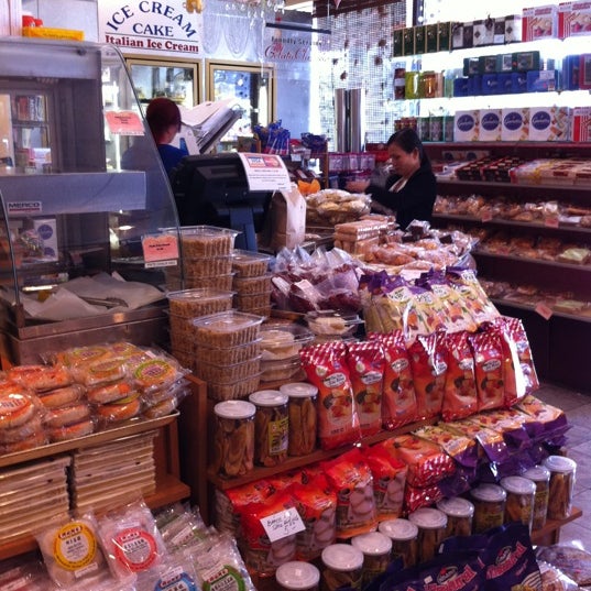 6/15/2011 tarihinde Brian P.ziyaretçi tarafından Euro Delights Bakery'de çekilen fotoğraf
