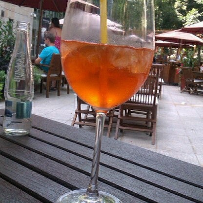 6/30/2012 tarihinde Blondyna B.ziyaretçi tarafından Cafe Pavlína'de çekilen fotoğraf