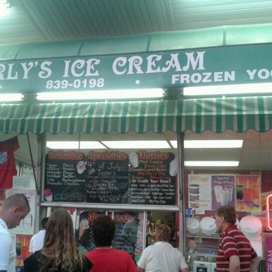 Снимок сделан в Curly&#39;s Ice Cream &amp; Frozen Yogurt пользователем Lexie G. 7/8/2012