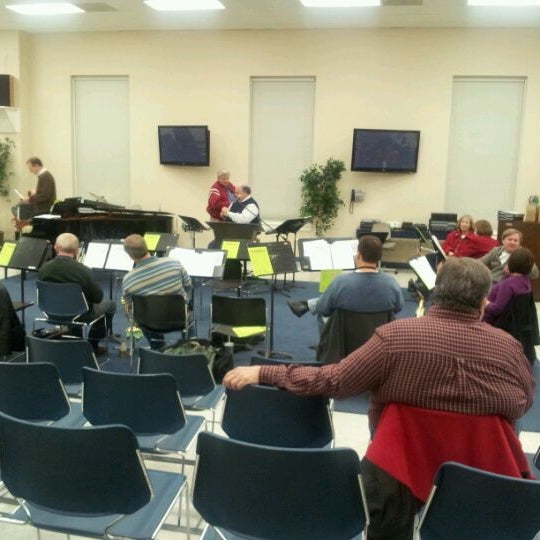 รูปภาพถ่ายที่ First Baptist Church โดย Spencer B. เมื่อ 1/4/2012