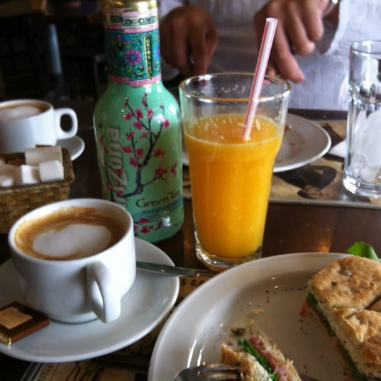 รูปภาพถ่ายที่ Café Bistro de la Barra โดย Rafael C. เมื่อ 1/30/2012