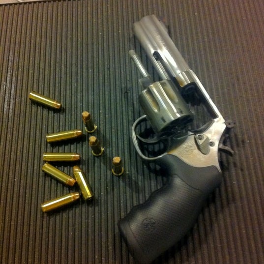Foto tirada no(a) ATP Gun Shop &amp; Range por Nathan A. em 3/19/2012