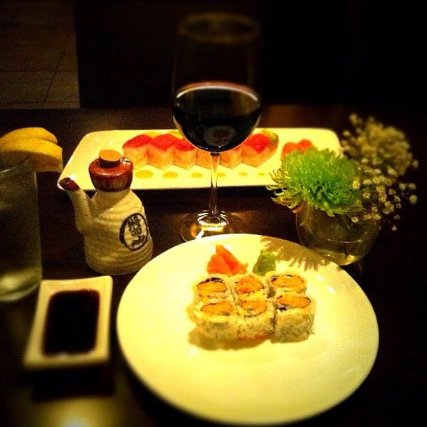 Foto tomada en Sakura Japanese Sushi &amp; Grill  por Vincent H. el 9/5/2012