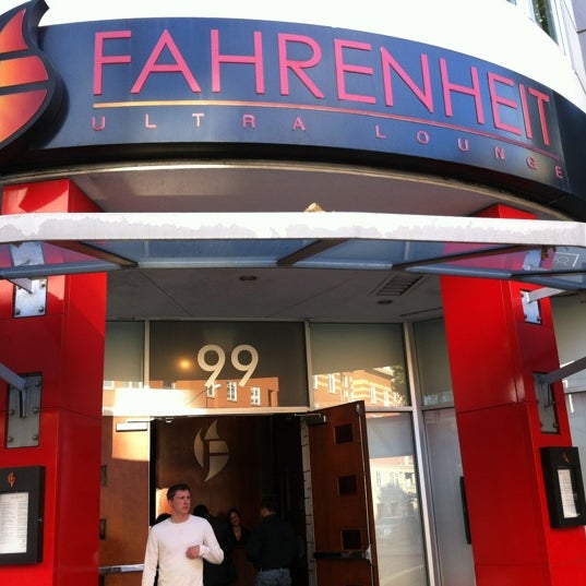 Foto diambil di Fahrenheit Restaurant &amp; Lounge oleh Tom V. pada 9/7/2012